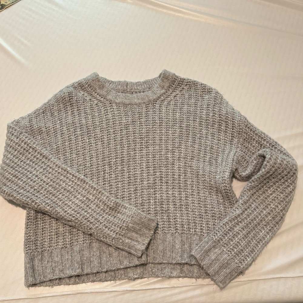 American Eagle- Gray sweater